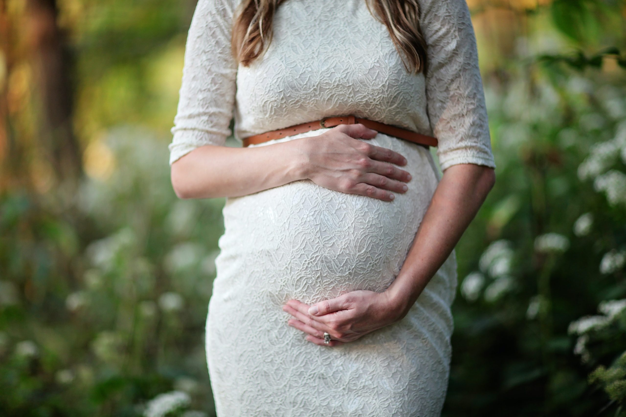 Sukienki ciążowe na wesele – jak wyglądać stylowo i wygodnie podczas ciąży?