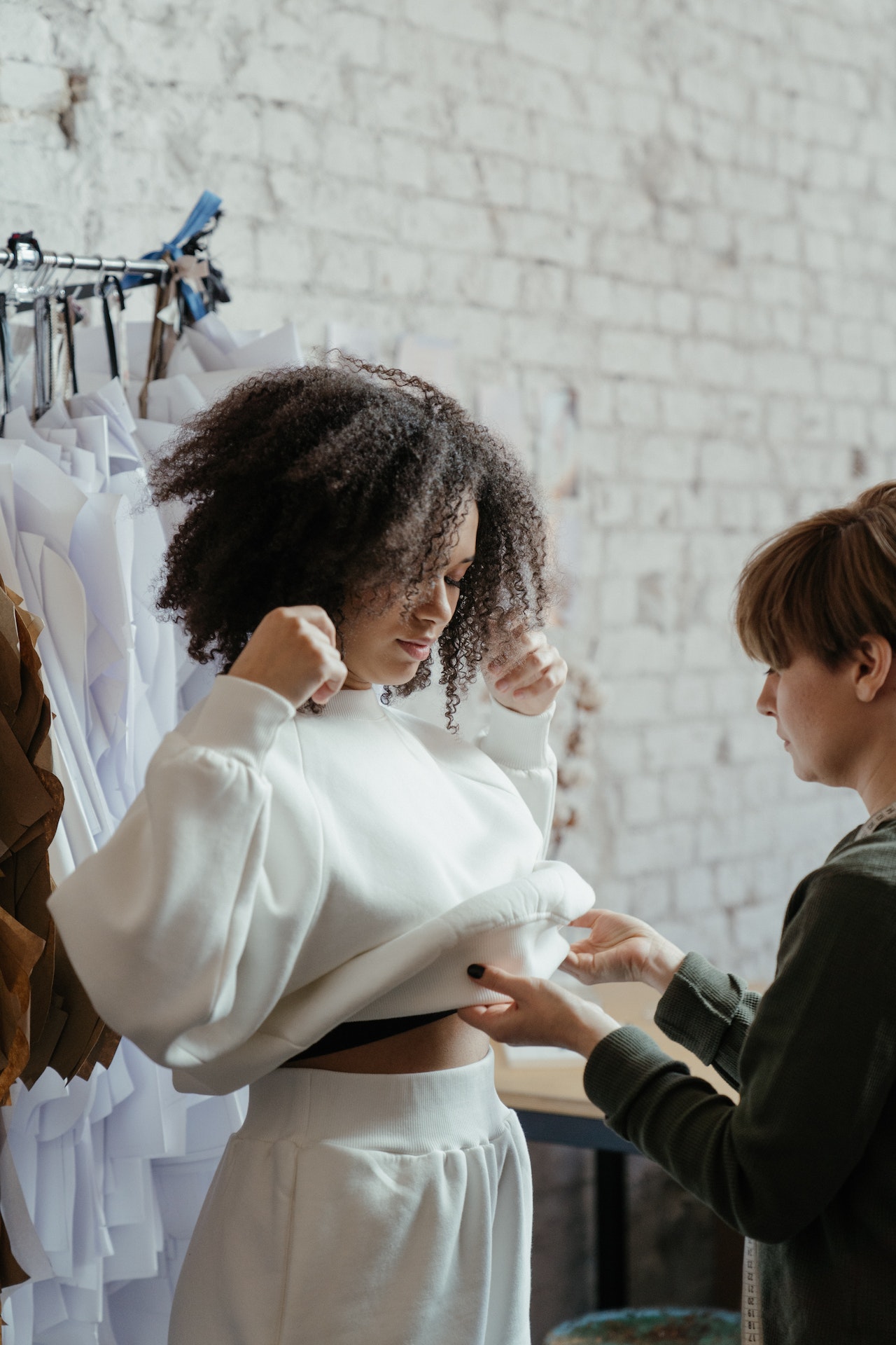 Poradnik dla małych sklepów odzieżowych: Jak znaleźć przystępne ceny w hurtowniach sukienek?