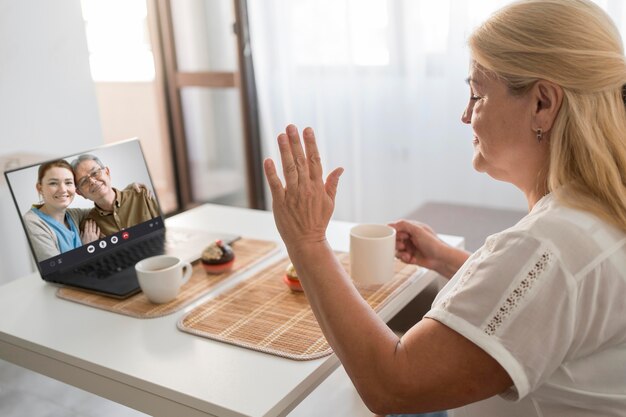 Jak skutecznie zarządzać stresem w pracy dzięki terapii online?