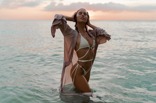 Stylowe Wybory na Plażę: Trendy w Górnych Częściach Bikini na Nadchodzące Lato