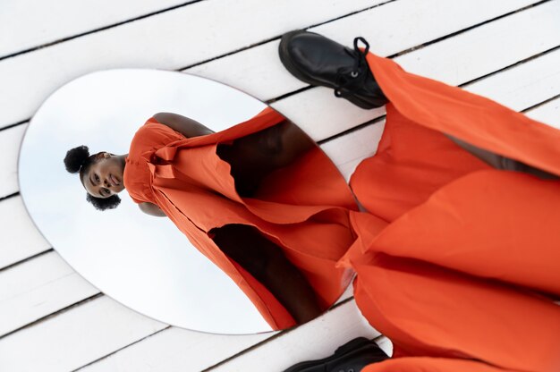 Jak wprowadzić kolor do swojej szafy, nie tracąc elegancji?