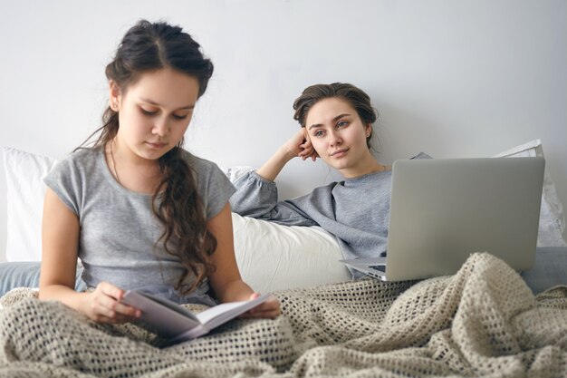 Jak rozpoznać pierwsze objawy depresji u młodzieży i kiedy szukać pomocy online?